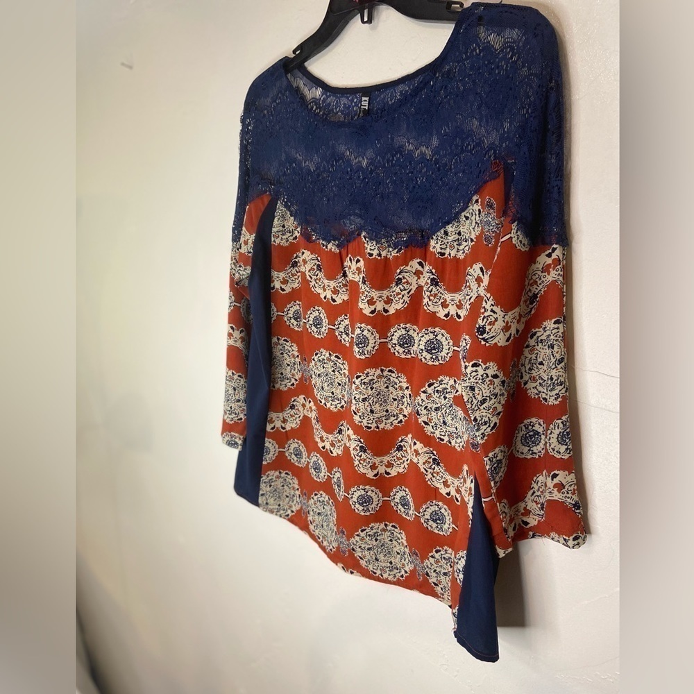 Kut From The Kluth~Color Block Tunic~Upper Navy Lace Detail~Scoop Neck~Size S
